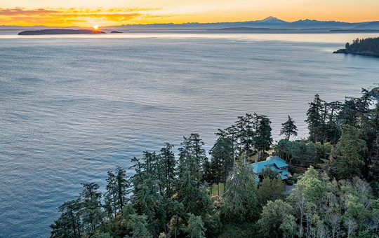 Stunning North Shore Waterfront